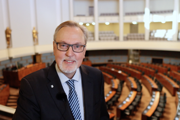 Antero Laukkanen ryhmäpuheessa maankäyttösektorin ilmastosuunnitelmasta: "On turha odottaa viljelijöiltä investointeja ilmastotoimiin, jos tila sinnittelee kannattavuuden rajoilla"