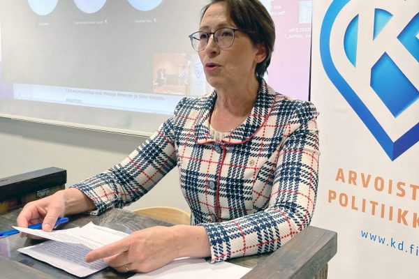 Essayah vaatii hallitukselta suunnitelmaa velkaantumisen taittamiseksi 
