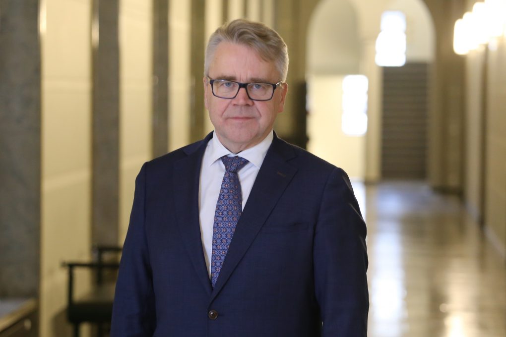 Peter Östman budjettiryhmäpuheessa: Velkajarru on välttämätön, perheistä ei tingitä