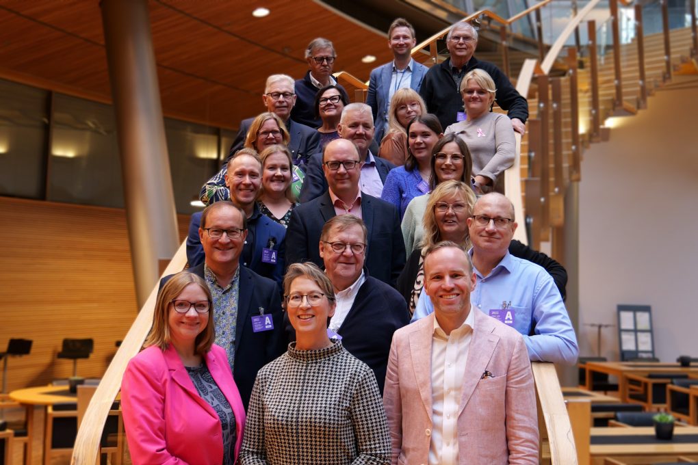 Puoluehallitus: Vanhempainrahapäiviä myös isovanhemmille