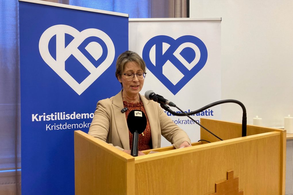 Sari Essayah puoluevaltuustossa: Kristillisdemokraatit esittää lapsiperheille perheverotusta ja ikääntyvien avuksi hoitajapooleja