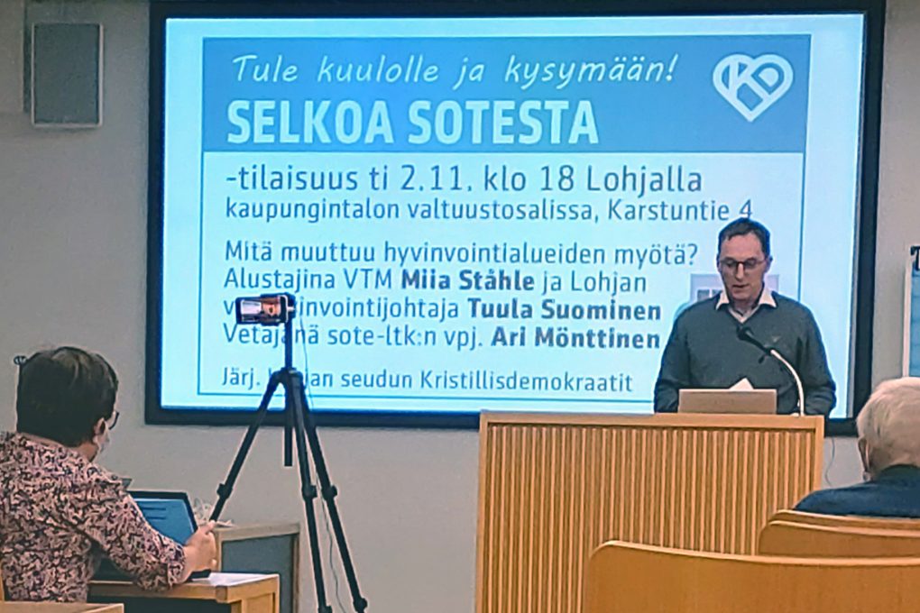 Aluevaltuutettu Ari Mönttinen kertoo hyvinvointialueen tilanteesta ennen H-hetkeä 5.12. Lohjalla