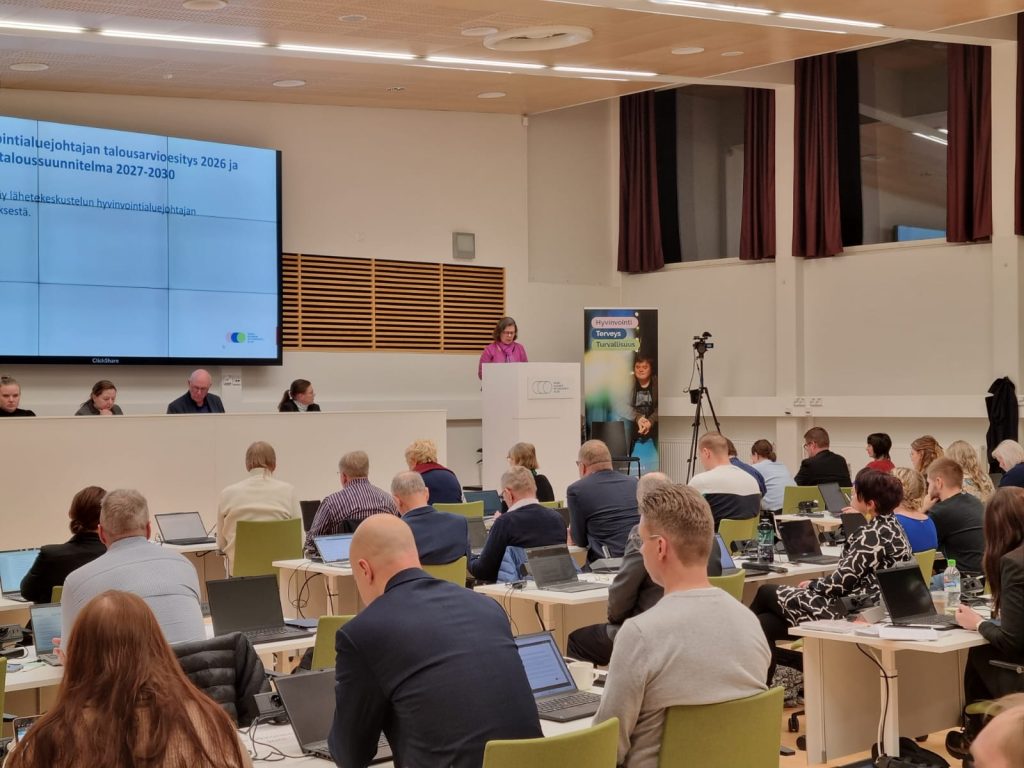 Marika Visakorpi-Kemppainen pitämässä ryhmäpuheenvuoroa Keski-Suomen aluevaltuustossa marraskuussa 2025.