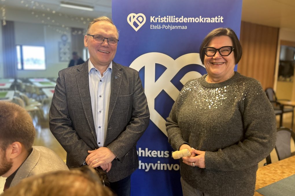 Kristillisdemokraattien Pohjanmaan piiri kokousti Ylistarossa - huoli lasten ravitsemuksesta ja nuorten päihteiden saatavuudesta esillä