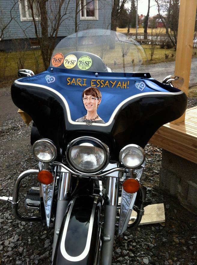 Kampanjoida voi monella eri tyylillä. Kokkolalainen Gospel Riders -aktivisti Reijo Ruotsalainen keksi teipata moottoripyöränsä.